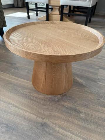 Houten salontafel, als nieuwe, diameter 50cm, hoogte 34cm beschikbaar voor biedingen
