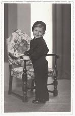 Foto - Kind Jongen Uniform Stoel - Foto Henning Middelburg, Gebruikt, Foto, Ophalen of Verzenden, Voor 1940