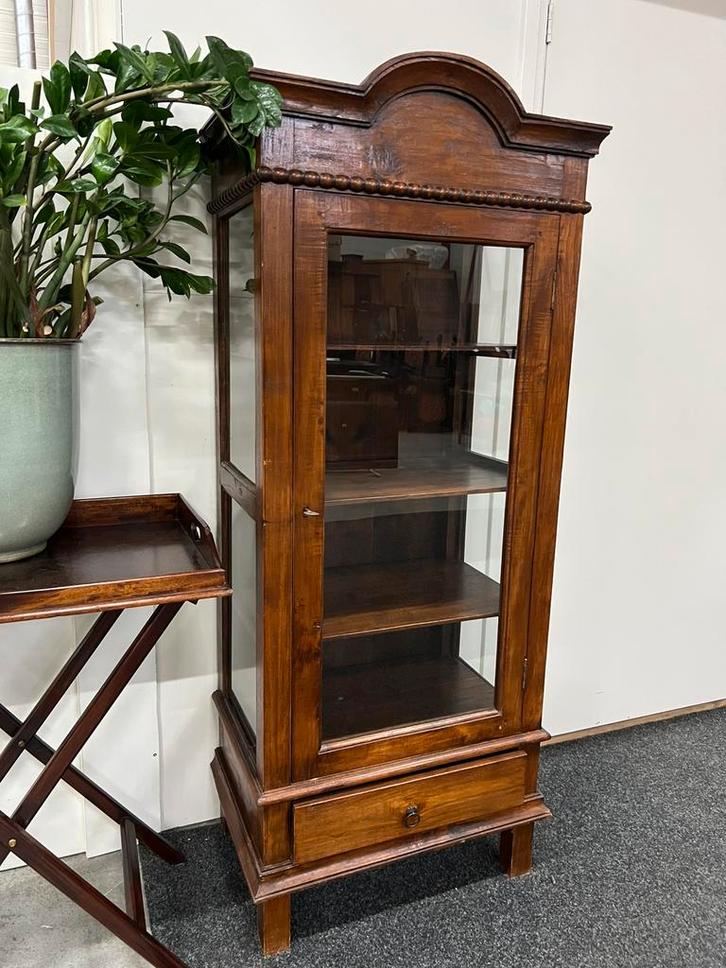 Sierlijke houten vitrinekast met lade en glazen deuren, Antiek en Kunst, Antiek | Meubels | Kasten, Ophalen of Verzenden