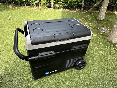 Elektrische koelbox / vriesbox VESNA op wielen – 50L – 12/24, Caravans en Kamperen, Koelboxen, Zo goed als nieuw, Koelbox, Compressor