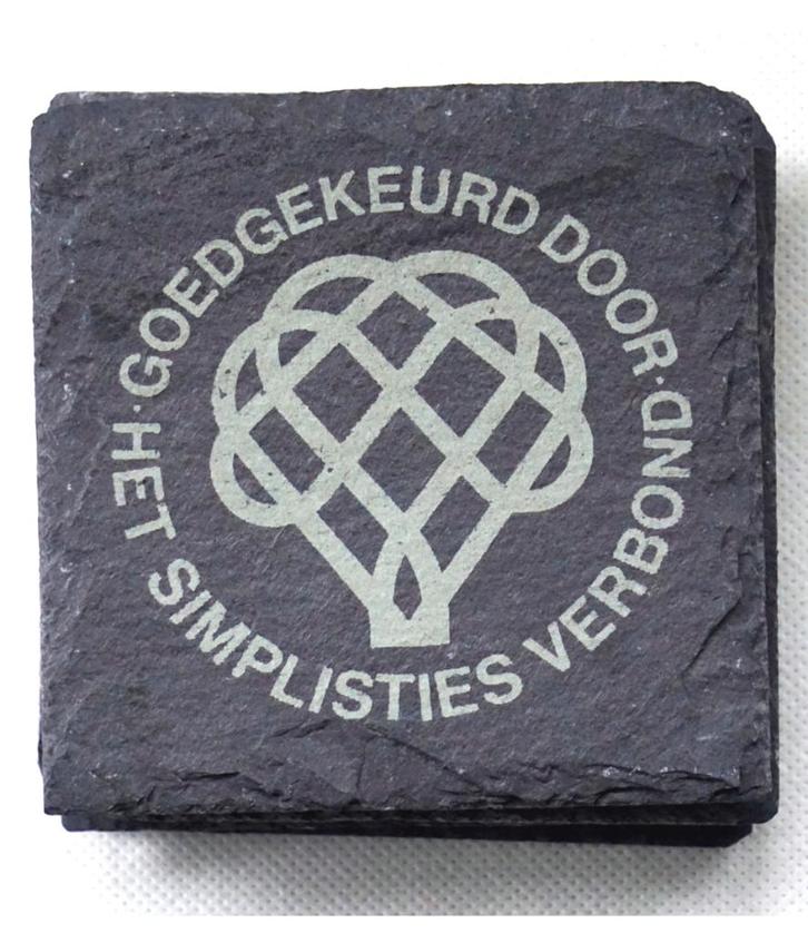 Leisteen onderzetters met gravure van Kooten en de Bie, Verzamelen, Film en Tv, Nieuw, Tv, Gebruiksvoorwerp, Ophalen of Verzenden