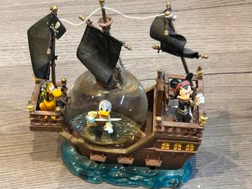 Snowglobe Disney piratenboot met Mickey/Donald en Pluto beschikbaar voor biedingen