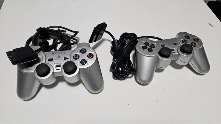 2x Zilveren PS2 Controllers, Spelcomputers en Games, Spelcomputers | Sony PlayStation Consoles | Accessoires, Gebruikt, PlayStation 2