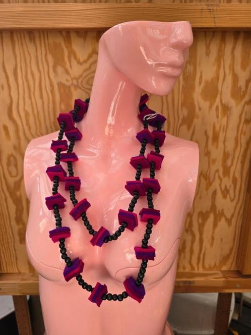 Unieke ketting van kralen en vilt, Sieraden, Tassen en Uiterlijk, Kettingen, Zo goed als nieuw, Overige materialen, Roze, Ophalen of Verzenden