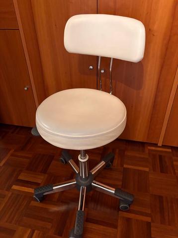 Tabouret beschikbaar voor biedingen