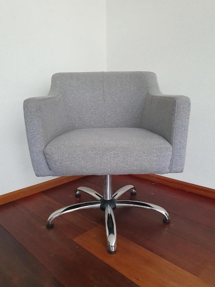 Lichtgrijze draaistoel / fauteuil met chromen onderstel, Huis en Inrichting, Stoelen, Eén, Metaal, Stof, Grijs, Ophalen