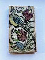 Antieke handbeschilderde wandtegel met florale decoratie, Ophalen of Verzenden