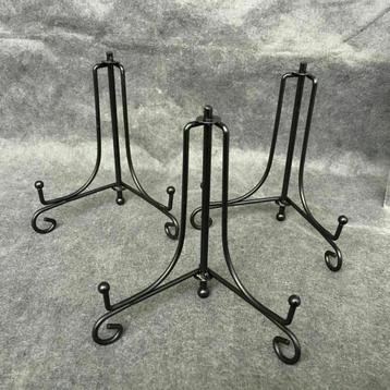 Mooi zwart gelakte metalen fossielstandaard. beschikbaar voor biedingen