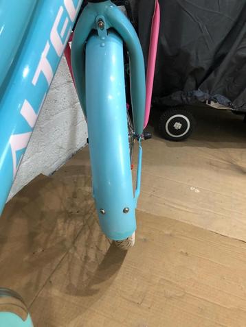 Meisjesfiets 24 inch met rieten mand beschikbaar voor biedingen