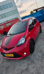 Toyota Aygo 1.0 Sport 2012 5Deurs Airco Handschakel Rood, Auto's, Voorwielaandrijving, Stof, 4 stoelen, Handgeschakeld