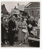 Strijensas watersnood koningin Juliana persfoto 1954, Gebruikt, Verzenden, Foto, 1940 tot 1960