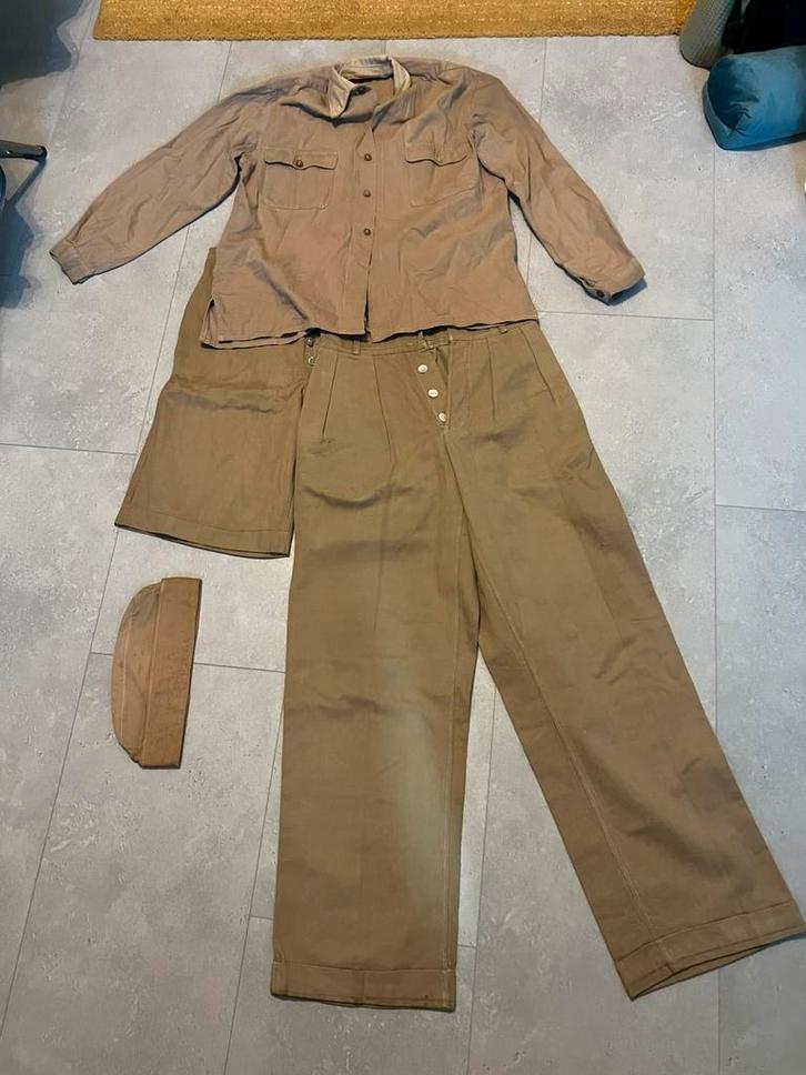 Aangeboden uniform set 1 persoon nederlands-indie 1942-1949, Verzamelen, Militaria | Tweede Wereldoorlog, Ophalen of Verzenden
