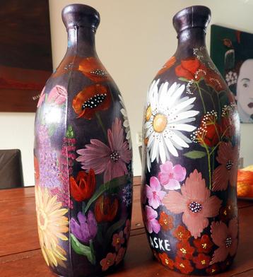 2 Flesvazen 32 cm hoog handgeschilderd glasverf.  beschikbaar voor biedingen
