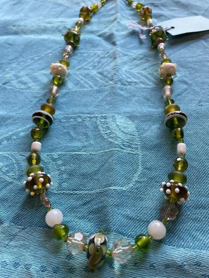 Ketting lampwork kralen handgemaakt mosgroen en wit, Sieraden, Tassen en Uiterlijk, Kettingen, Nieuw, Overige materialen, Groen