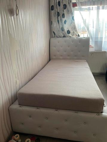 Witte bed met diamanten