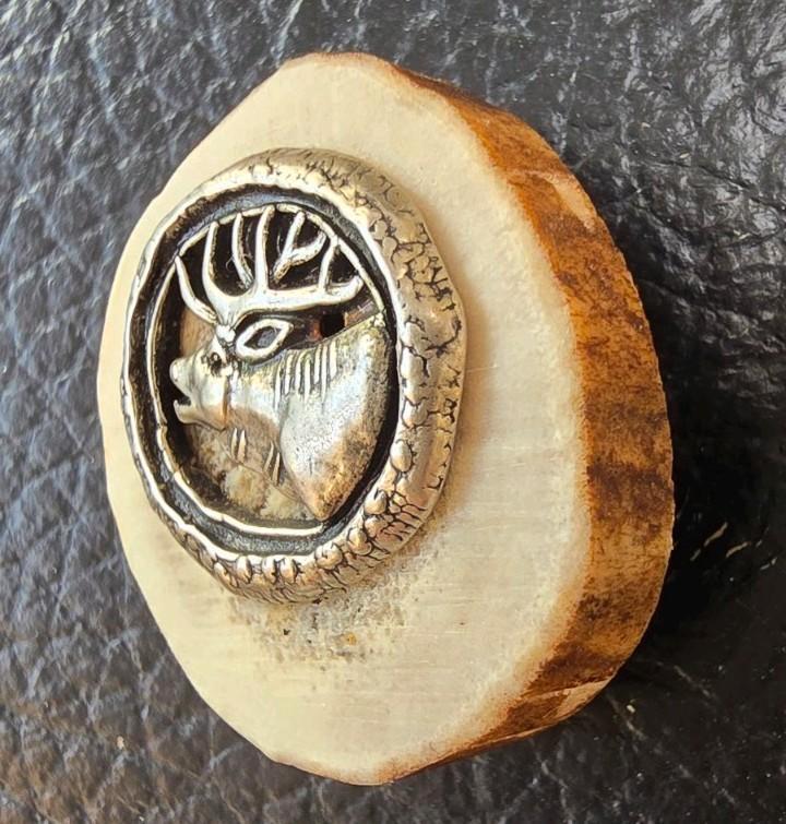 Trachten broche mét Hirshhorn op Hoorn 🎄🎁, Sieraden, Tassen en Uiterlijk, Broches, Zo goed als nieuw, Overige materialen, Minder dan 4 cm