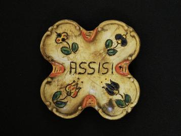 Uniek vide poche met als opschrift Assisi Deruta keramiek