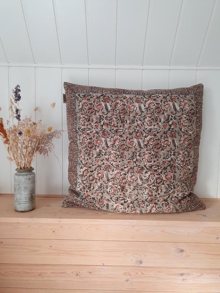 Mooi groot kussen van Dutchbone, 70 x 70 cm, Huis en Inrichting, Woonaccessoires | Kussens, Gebruikt, Vierkant, Ophalen of Verzenden