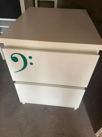 IKEA Malm Nachtkastje met Lades beschikbaar voor biedingen
