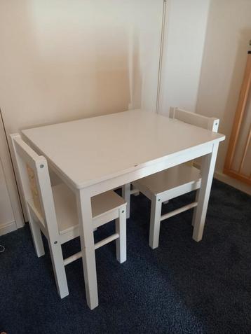 Ikea tafeltje met 2 stoeltjes