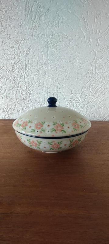 Bunzlau schaal met deksel beschikbaar voor biedingen