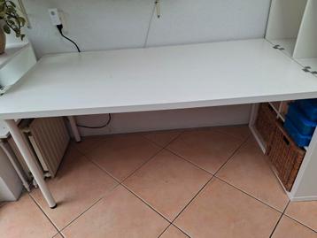 Bureau met kast beschikbaar voor biedingen