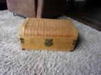 BROCANTE LOOMKIST HOUT MET GEBOGEN RIET DEKSEL/METALEN SLOT, Antiek en Kunst, Ophalen