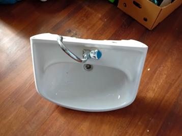 Wastafel met kraan beschikbaar voor biedingen