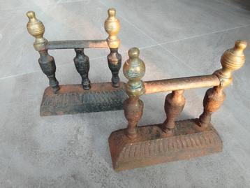 2 Haardijzers, vuurbokken, haardaccessoires beschikbaar voor biedingen