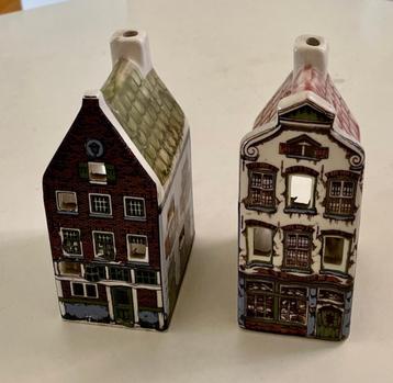 Twee porseleinen huisjes beschikbaar voor biedingen