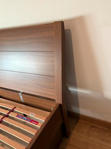 Ikea NYVOLL bed 160-200 bruin incl lattenb, 2x MALM Bedlades - afbeelding 4