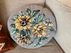 Gehaakt geborduurd mooi sierkussentje met gele bloemen, Ophalen of Verzenden, Zo goed als nieuw, Rond