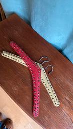 Vintage kleding hangers leer antiek retro studs rood geel, Kleding | Dames, Kledinghangers, Ophalen of Verzenden, Zo goed als nieuw