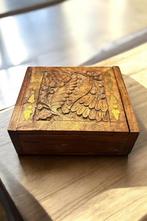 Een handgesneden houten kistje met messing inlegwerk., Antiek en Kunst, Ophalen of Verzenden