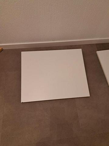 10 witte kastplanken L 0.60 - 47.5m en 2 met beugel eraan.
 beschikbaar voor biedingen