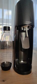 Mooie zwarte Sodastream met 1 fles, Witgoed en Apparatuur, Bruiswatermachines, Ophalen of Verzenden, Zo goed als nieuw
