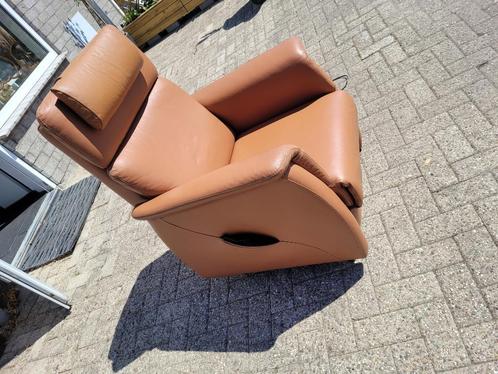 echt leren cognac bruin leer sta-op stoel relax stoel, Huis en Inrichting, Fauteuils, Zo goed als nieuw, Leer, 75 tot 100 cm, Ophalen