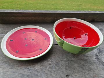 Watermeloen bord met schaal beschikbaar voor biedingen