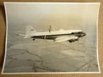 Originele foto van een vliegende DC-3 van Hunting (F123), Verzamelen, Gebruikt, Ophalen of Verzenden, Kaart, Foto of Prent