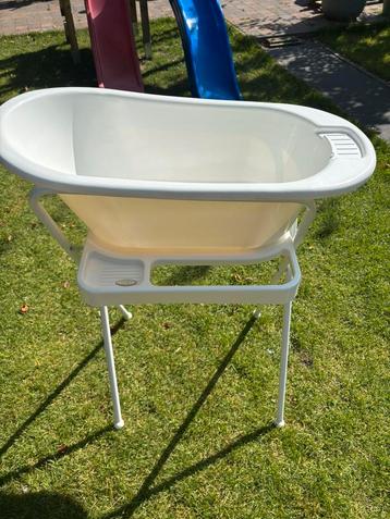 Babybadje inclusief Tummy Tub beschikbaar voor biedingen