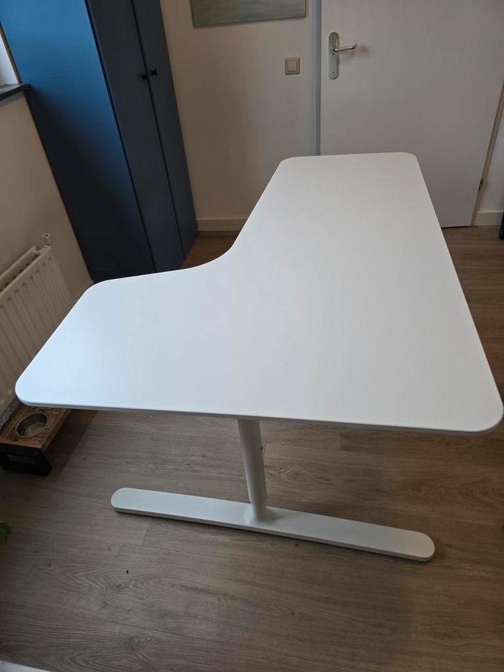 Ikea Bekant Bureau - Wit - 2 stuks, Huis en Inrichting, Bureaus, Zo goed als nieuw, Bureau, In hoogte verstelbaar, Verzenden