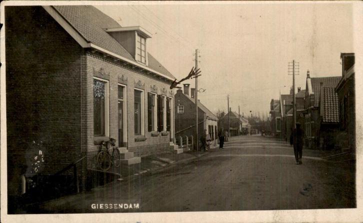 Giessendam - Fotokaart ?, Verzamelen, Ansichtkaarten | Nederland, Gelopen, Zuid-Holland, 1920 tot 1940, Ophalen of Verzenden