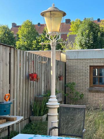 Oud Amsterdams lantaarnpaal beschikbaar voor biedingen