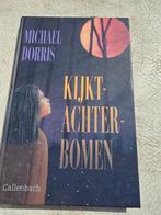 M. Dorris - Kijkt-Achter-Bomen, Ophalen of Verzenden, Zo goed als nieuw, M. Dorris