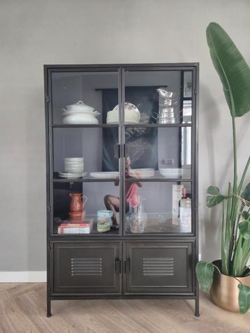 WOOOD metalen vitrinekast Ronja zwart 167x99x40,5 cm beschikbaar voor biedingen