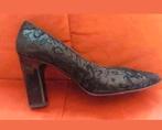 Zwarte pumps met patroonmerk linea Wally uit Venezia
Maat 37, Ophalen, Gedragen, Zwart, Pumps