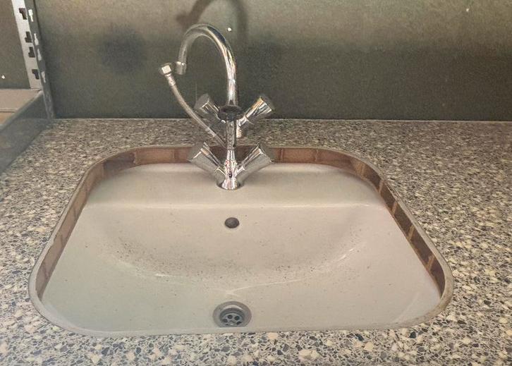 Wasbak met kraan, gratis af te halen, Huis en Inrichting, Badkamer | Badkamermeubels, Zo goed als nieuw, Wasbak of Wastafel, Minder dan 100 cm