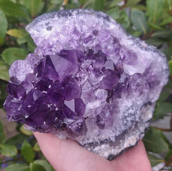 Diep donkerpaarse Amethist edelsteen cluster natuursteen, Verzamelen, Mineralen en Fossielen, Ophalen of Verzenden