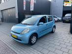 Daihatsu Sirion 2 1.0-12V Trend 3e Eigenaar! NAP APK 1 Jaar, Auto's, Daihatsu, Voorwielaandrijving, Gebruikt, 750 kg, Blauw