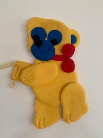 Gekleurde beer met balonnen beschikbaar voor biedingen